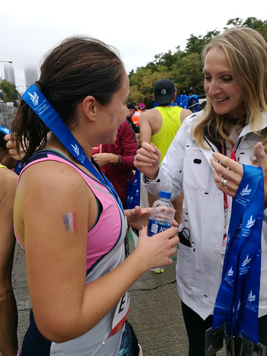 Chaque marathon est différent. A partir du 30ème, j'ai marché...beaucoup ! Pas de douleurs ou blessures, juste pas l'envie de forcer et de profiter à fond de l'ambiance 😀. Avec au bout, la médaille remise par <a href="/paulajradcliffe/">Paula Radcliffe</a> ! #ChicagoMarathon
