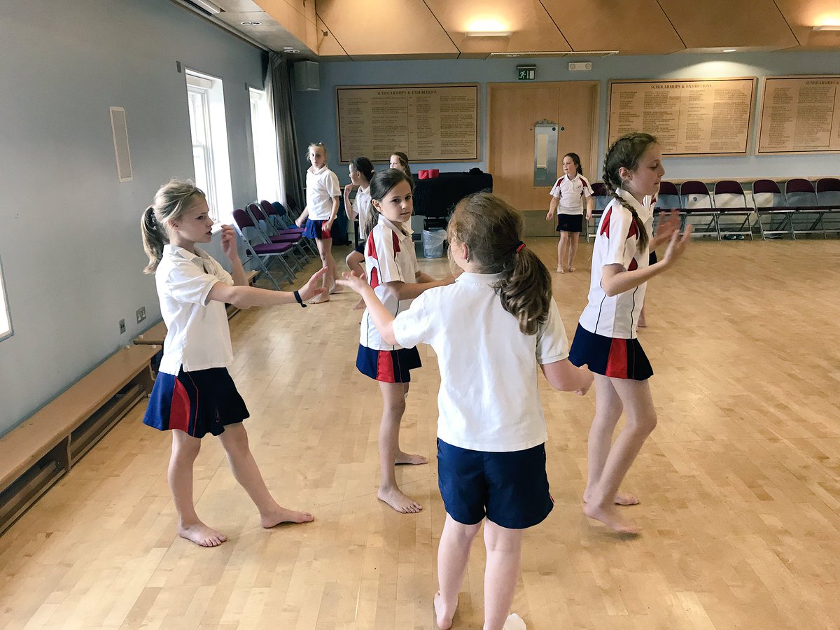 BroomwoodPSport's tweet photo. Our Class 6 girls are thoroughly enjoying their dance workshop with Miss Vallance from @DowneHouse, particularly the opportunity to show off their creativity and develop their own group choreography. 💃🏼💃🏼 #NWSbhSport #NWSbhClass6 https://t.co/FLoCzIi9JS