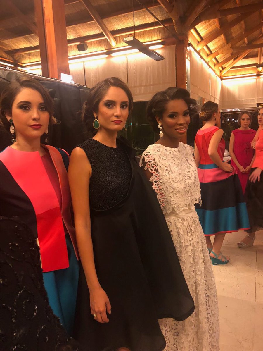 loalbajoyeros's tweet photo. Disfrutamos muchísimo junto a Susana Poyatos de @SlabonModa en la @MarbsFashionWk Made in Granada. https://t.co/Uozl6Td6tZ