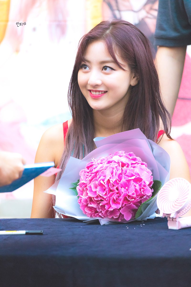twice_infi's tweet photo. 180722 공팬 
보고싶다~~ 잘지내지??🙂
#트와이스 #TWICE #지효 #JIHYO https://t.co/Y8b1u5on1o