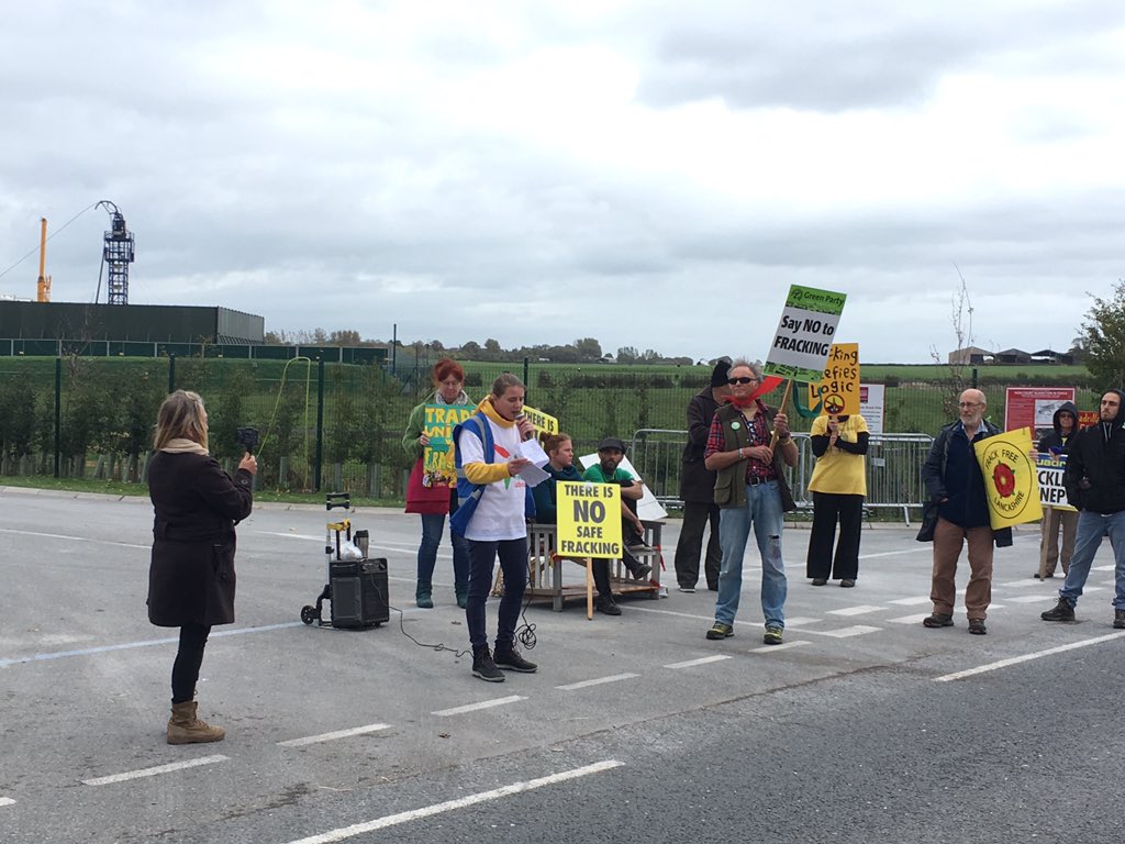 President of PCS Union Culture Group @clarapa gave a barnstorming speech at Preston New Road today! She spoke about trade unions globally resisting climate change and fracking, and the growing energy democracy movement. #ClimateJusticeJobs