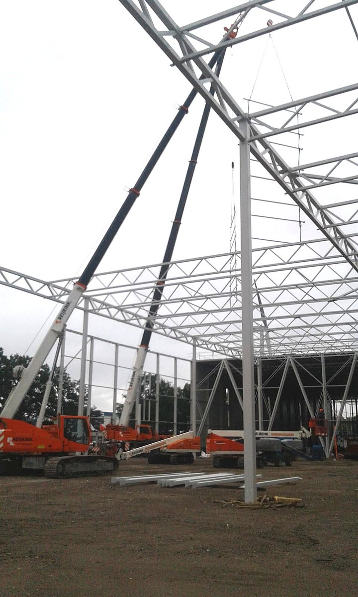 ReijrinkBV's tweet photo. In opdracht van HVBM Vastgoed zijn wij voor onze klant @HeerkensvBavel volop aan de slag aan een mooi project; een modern en duurzaam distributiecentrum. Naast de staalconstructie, van maar liefst 1.619.220 kg staal, worden door ons ook 10.688 m2 kanaalplaatvloeren gemonteerd! https://t.co/jQYAU8M21B