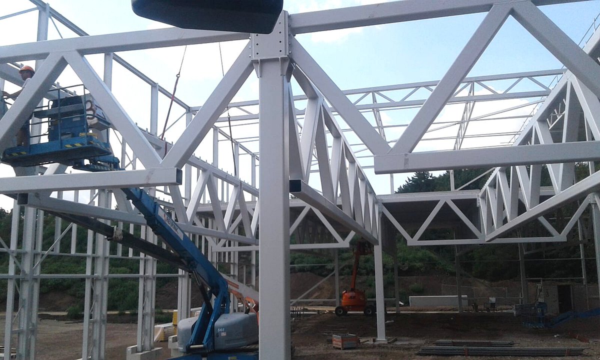 ReijrinkBV's tweet photo. In opdracht van HVBM Vastgoed zijn wij voor onze klant @HeerkensvBavel volop aan de slag aan een mooi project; een modern en duurzaam distributiecentrum. Naast de staalconstructie, van maar liefst 1.619.220 kg staal, worden door ons ook 10.688 m2 kanaalplaatvloeren gemonteerd! https://t.co/jQYAU8M21B