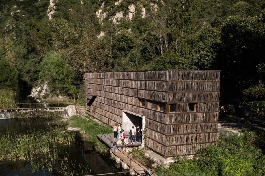 Le_Figaro_Immo's tweet photo. Architecture design, végétation luxuriante et calme absolu: cette bibliothèque dispose d’une structure en acier et en verre. Les façades du bâtiment sont revêtues, quant à elles, de branches et brindilles des arbres environnants. À découvrir : https://t.co/AiCUjdh4pq https://t.co/nBoopcPViM