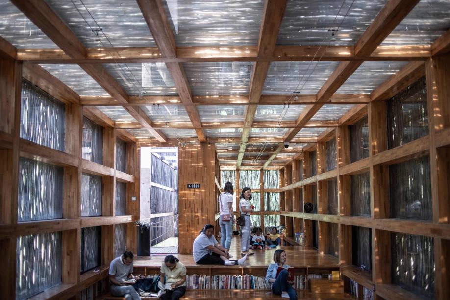 Le_Figaro_Immo's tweet photo. Architecture design, végétation luxuriante et calme absolu: cette bibliothèque dispose d’une structure en acier et en verre. Les façades du bâtiment sont revêtues, quant à elles, de branches et brindilles des arbres environnants. À découvrir : https://t.co/AiCUjdh4pq https://t.co/nBoopcPViM