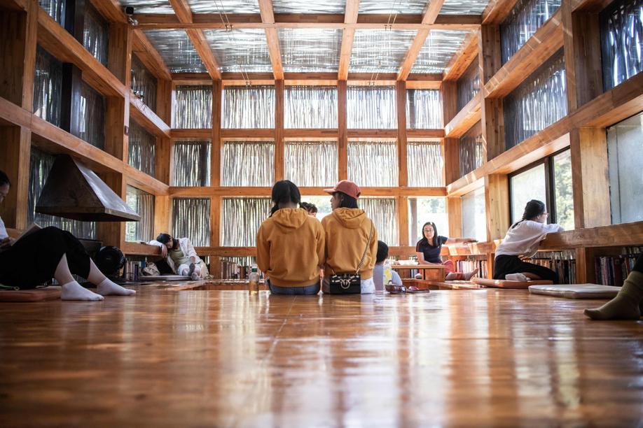 Le_Figaro_Immo's tweet photo. Architecture design, végétation luxuriante et calme absolu: cette bibliothèque dispose d’une structure en acier et en verre. Les façades du bâtiment sont revêtues, quant à elles, de branches et brindilles des arbres environnants. À découvrir : https://t.co/AiCUjdh4pq https://t.co/nBoopcPViM