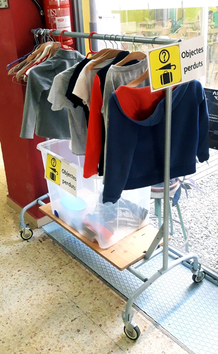 ESMCervello's tweet photo. Encara no fa un mes de l'inici del curs i ja tenim la zona d'objectes perduts força plena. Al final de cada trimestre fem donació a la beneficència d'allò que no s'ha vingut a buscar. Famílies, feu-hi una ullada! 👀 https://t.co/C6saPEUpEp