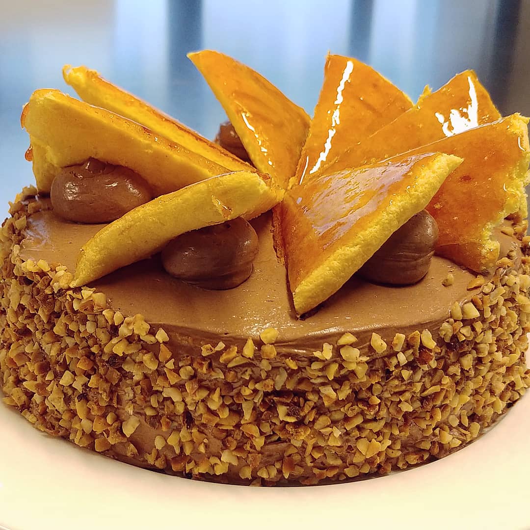La torta Dobos delle 5 😋 #scuolaLCI

#pasticceria #pasticceriaviennese #dobos #dobostorte #torta #tortadobos #milano #milan #igersmilano #scuoladicucina #bakery #baking #dolci #caramello #nocciole #foodporn #foodpics #sugar #zucchero #merenda #cakes