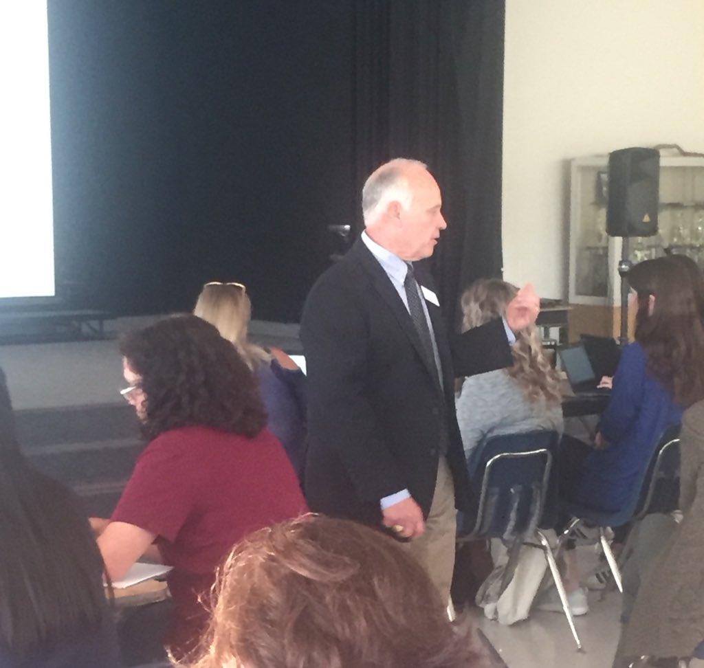 dsusdPLN's tweet photo. The amazing Glenn Ledet continuing the @RigorRelevance work in @DesertSandsUSD at @jmmustangs π #dsusdPDday https://t.co/MkeOOxMmUU