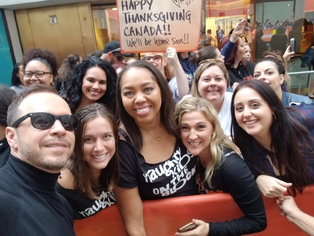 DWahlburgurl's tweet photo. @WahlburgersCA Just for my Canadian BHs w/ @NKOTB @DonnieWahlberg #Thankful for U @TheTodayShow #HappyThanksgiving #ItsjustHappyThanksgiving #mixtapetour #HangingTough30 #nkotbapollo #Another30Years https://t.co/qK3pPwxytQ