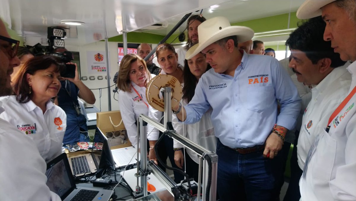 ViveLabHuila's tweet photo. Presidente @IvanDuque a bordo del #BusdelaEconomíaNaranja observó toda la oferta del @ViveLabHuila y prototipos de férulas impresas en 3D. @andresinpar @Ministerio_TIC @ConstainSylvia @ViveLabs https://t.co/6ufU9t5EC9