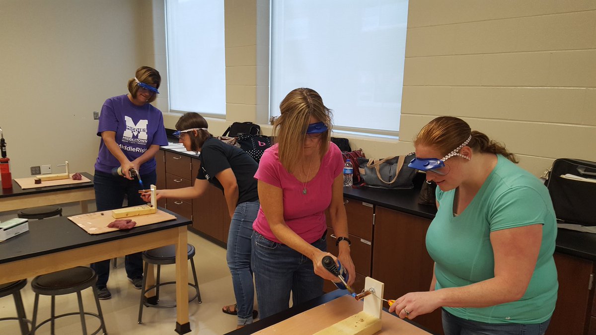DH_ParentMentor's tweet photo. When your PD day takes an interesting turn! Formative Instructional Practices with Kevin Casey @1PurpleMiddie and Dawn Hamilton.
#OurPDRocks #DynamicDuo #Ignite1.1
#MiddieRising #ThisIsWe
#ParentMentorsRock https://t.co/L2iuWuUHdh