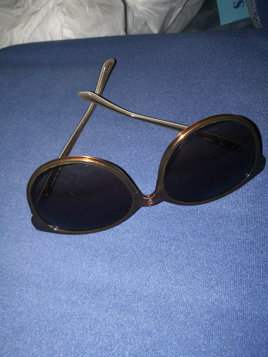 السلام عليكم طلبة وطالبات الجامعة.
تحية طيبة من القلب لكم..

صاحبة هذا الكتاب أتمنى تتواصل معي.
وصاحبة النظارة أمس نسيانتنها في حافلتي 
وأتمنى تتواصل معي 
<a href="/Squ_2013/">تغريدآت جامعية❤</a>