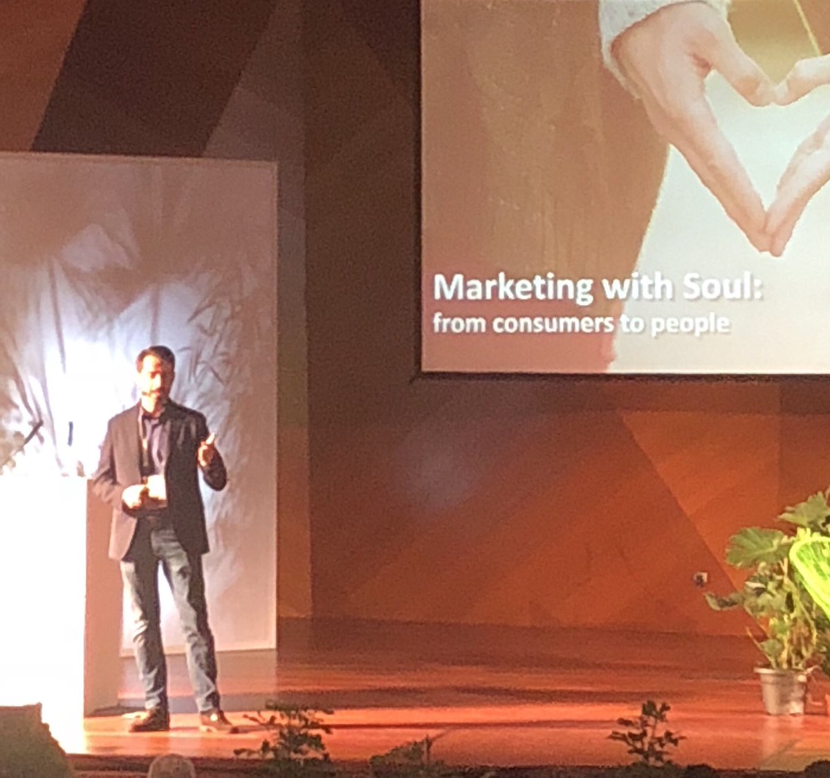 .@alfonsoferAF @SamsungEspana speaks about “Marketing with soul” #TechnologyWithPurpose #SBMadrid18 @SomosQuiero