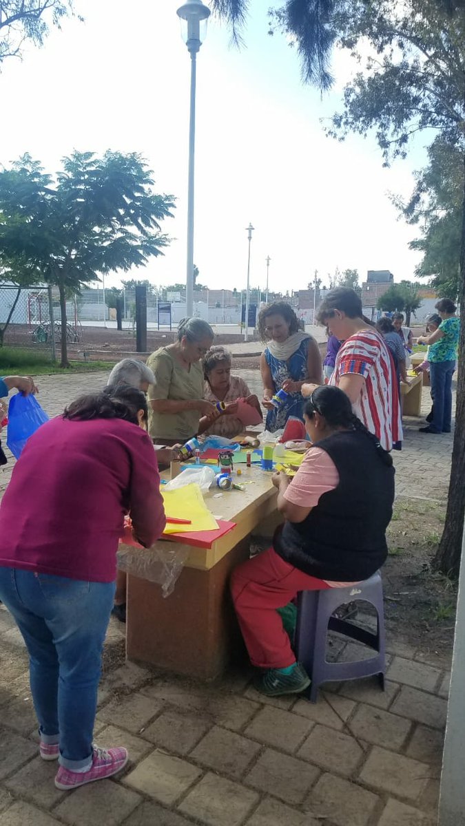 DSIrapuato's tweet photo. En los #ParquesVecinales nuestros adultos mayores disfrutan de distintas actividades para mejorar la convivencia entre vecinos. 👴👨‍👩‍👧‍👦👵 
Irapuato, una #MejorCiudad 🍓 https://t.co/sierLW03Wr
