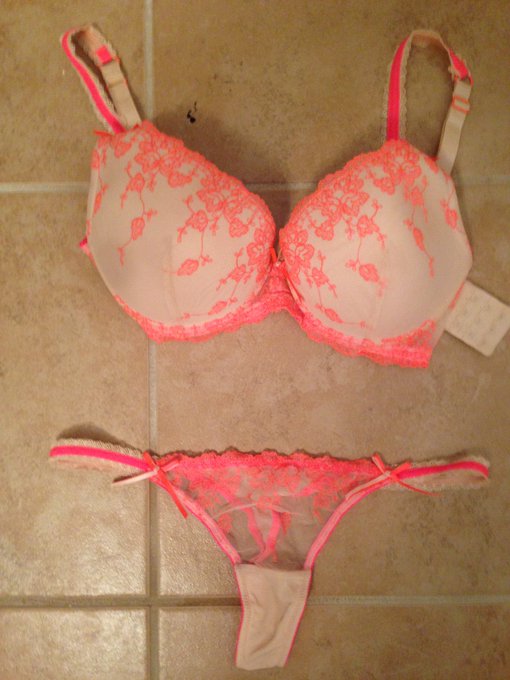 Take a look at this neon orange lace set I&rsquo;ve worn in two scenes. It can be yours along with a personalized<a href="/tag/california"class="tags"><span>#california</span></a><a href="/tag/hollywood"class="tags"><span>#hollywood</span></a><a href="/tag/losangels"class="tags"><span>#losangels</span></a><a href="/tag/girlslikeu"class="tags"><span>#girlslikeu</span></a>