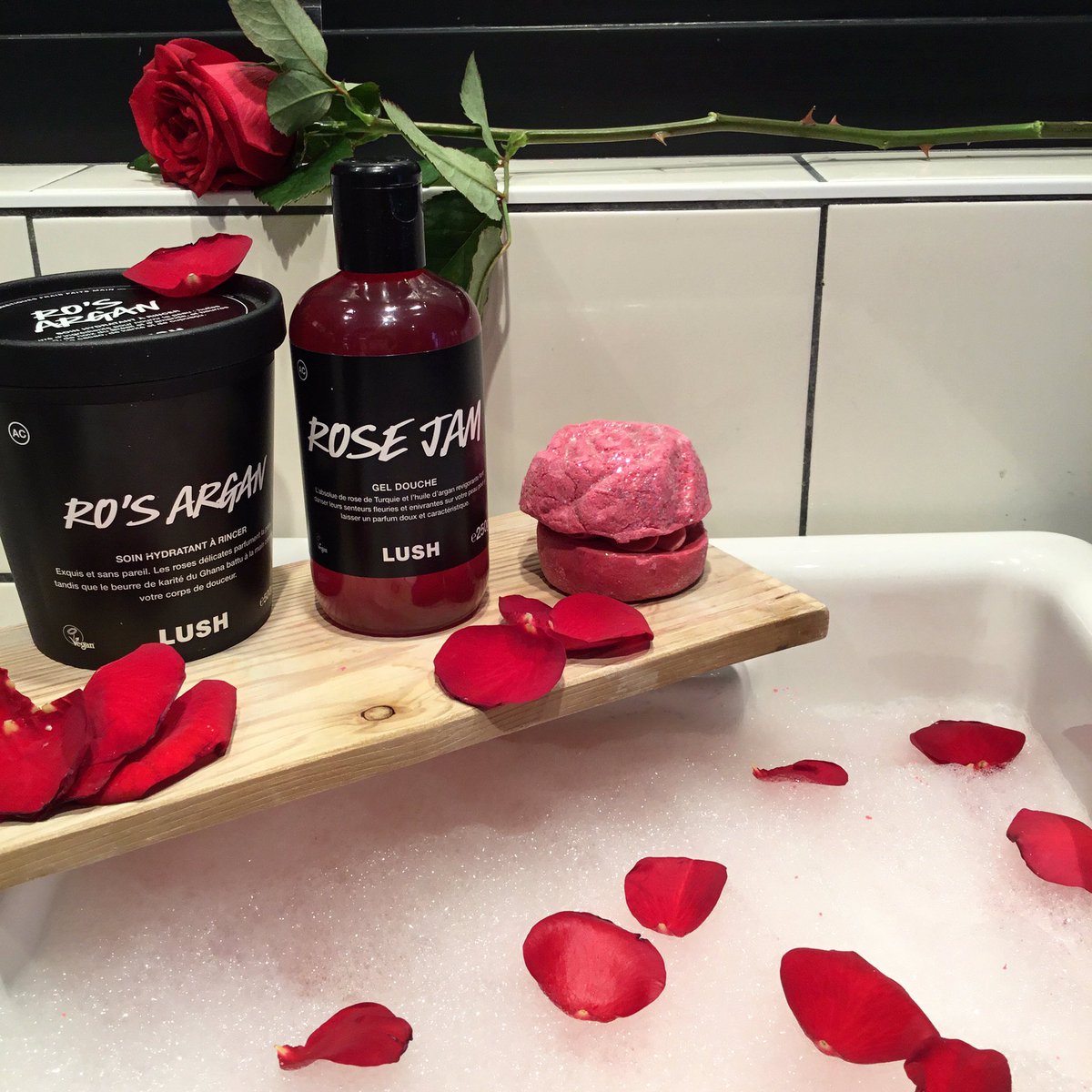 Pour un moment des plus glamours, venez découvrir nos produits aux douces notes de roses .. 🌹
#lushcosmetics #rose #glamour