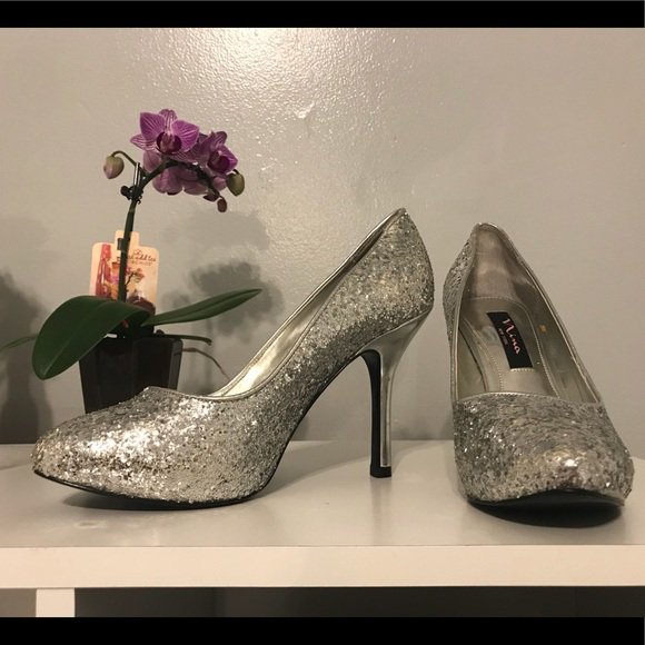 kjoysales's tweet photo. So good I had to share! Check out all the items I'm loving on @Poshmarkapp #poshmark #fashion #style #shopmycloset #splashfashionfootwear #ninanewyork #uk2la: https://t.co/qKaOIUoB1I https://t.co/Cz09sJJjUK