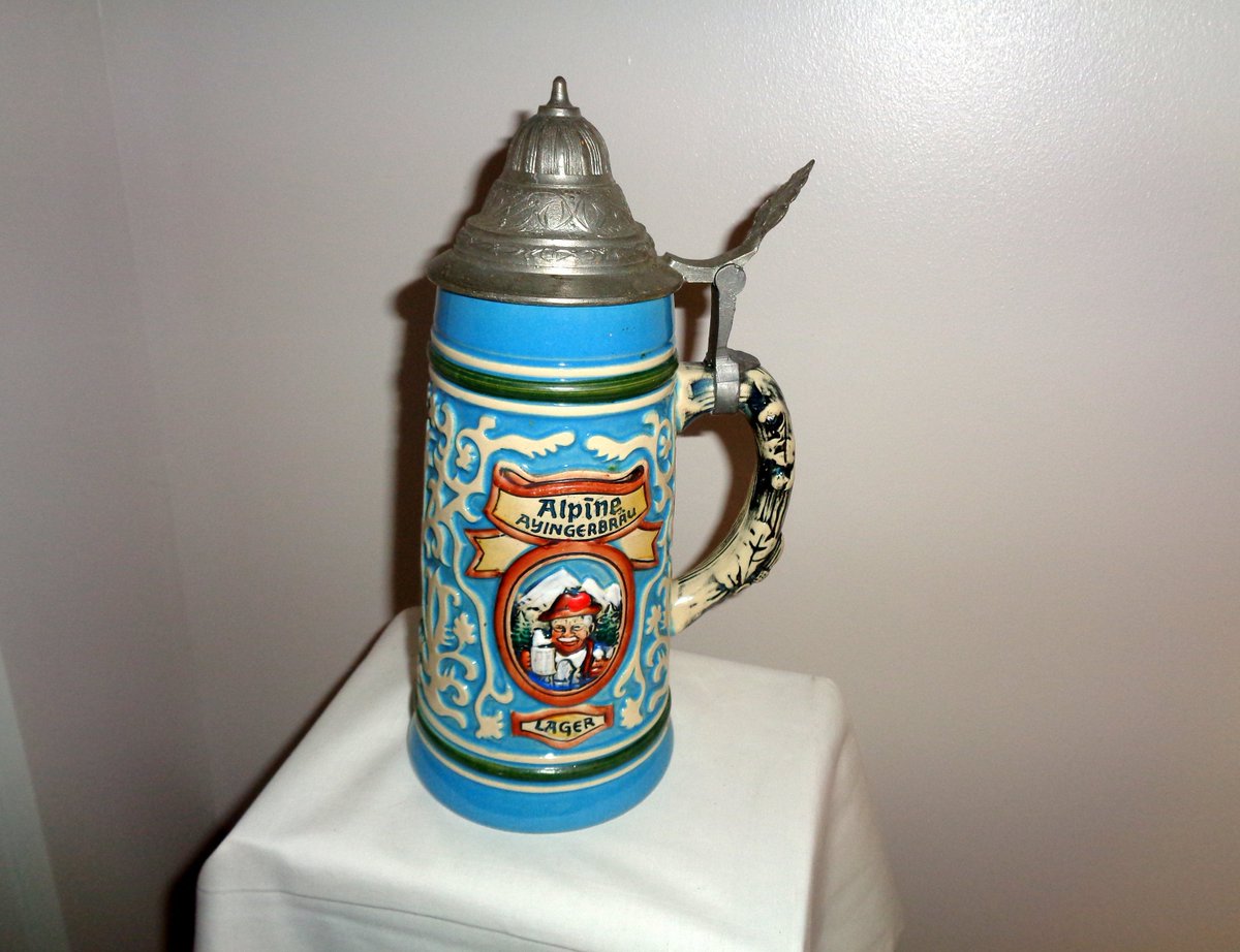 MullardAntiques's tweet photo. West German #Advertising #Alpine #Ayingerbräu Lager Beer Stein Circa 1960s/70s https://t.co/7Ejki2I13a #housewares #blue #ceramic #brewingcollectibles #lagerephemera #steincollectors #steinkrug #vintagestein #drinkinggift #mullardantiques https://t.co/GZeYcckaMz