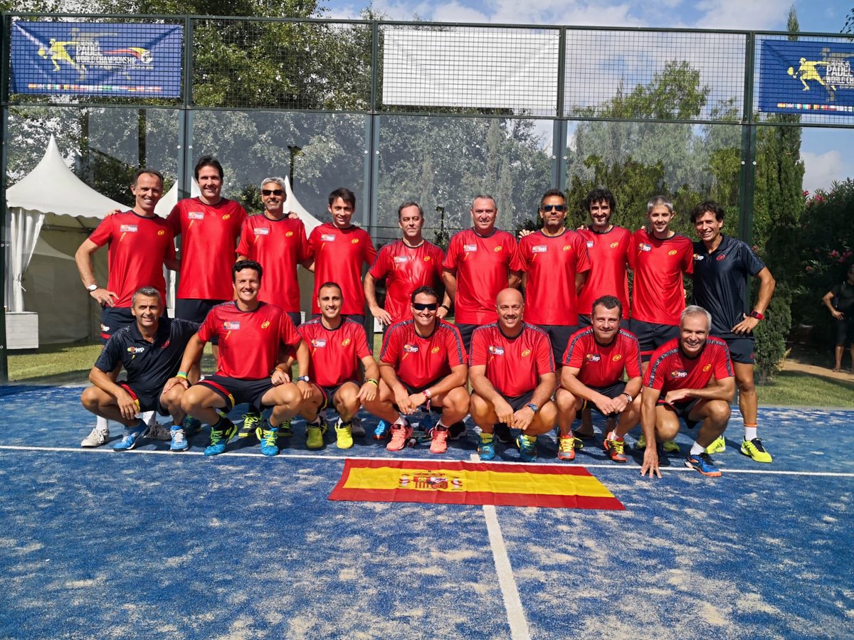padelfederacion's tweet photo. Nuestra Selección en el Mundial Senior @padel_en_equipo en #Estepona. Seleccionador @Jon_G_Arino Vamosssss ESPAÑA 🇪🇸 #SeniorsWCPadel2018 #padel #welovepadel https://t.co/J3uqzAiy3C