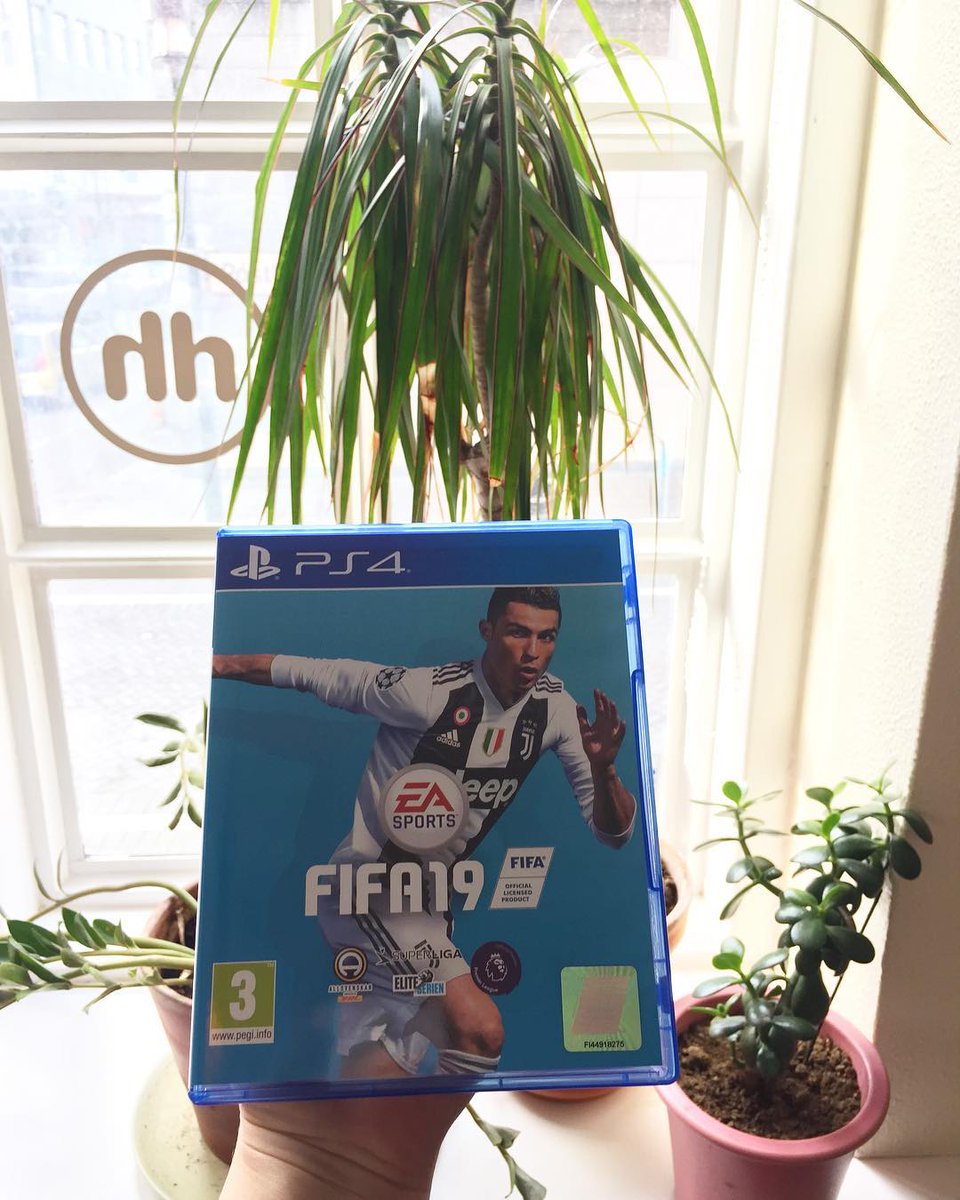 Þessi stórveisla var að detta í hús og bíður eftir því að ÞÚ tjékkir á sér! Hvern skorar þú á?? #FIFA19