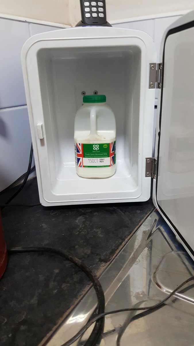 stobbszee's tweet image. It's only a small kitchen  so get a small fridge ...
WTF...😂😂😂
#kitchen #milk
#1pint