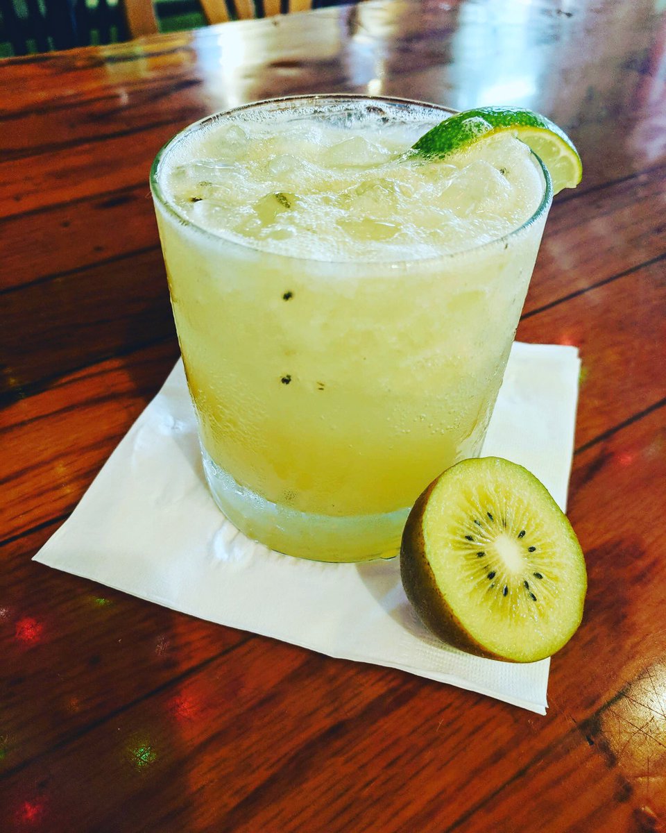 We've got fresh kiwis this week, so what else are we going to do but put them in a margarita? Come try a Ginger-Kiwi Margarita while you can!
#margaritas #kiwi #cocktails 🥝