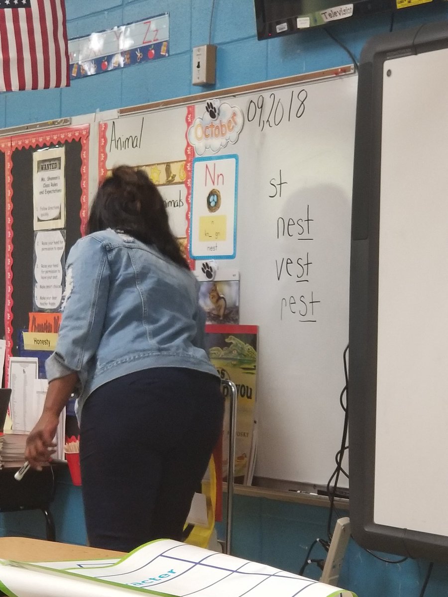 ARI specialist <a href="/WillieshWshelby/">W.Shelby, Ph.D</a> Shelby and Sonya Wilson collaborating with @GenaG01835300 Robinson on 1st Grade Phonics instruction in Wonders.<a href="/DegaSuper/">SuperDega</a>
