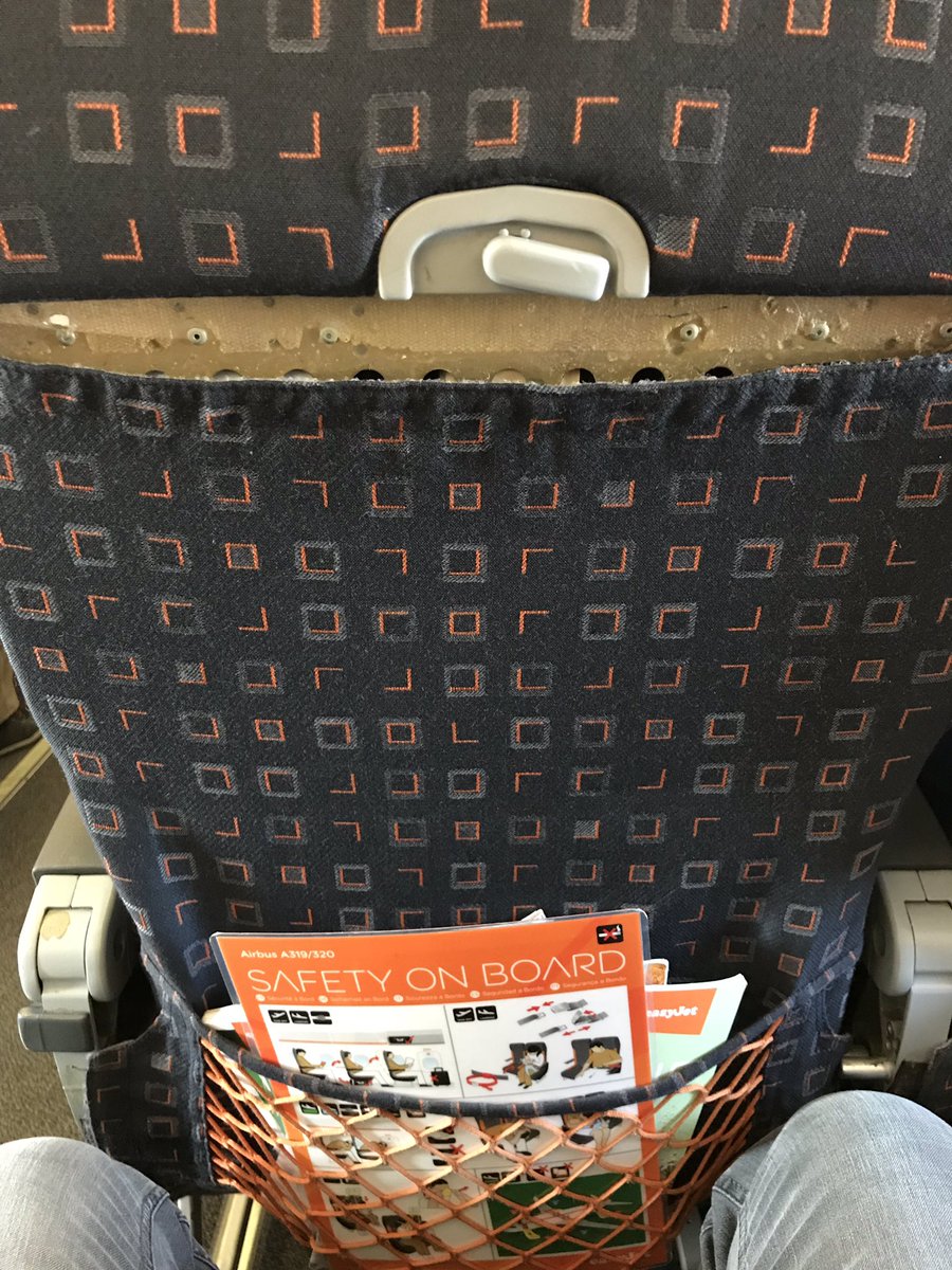Mandelver's tweet photo. Os hacemos los aviones de primera, y así los mantenéis? Un servicio de primera para viajar a Londres. No me extraño porque ya nos tenéis acostumbrados. Feliz lunes. #easyjet @easyJet @easyJetCustHelp @easyjet https://t.co/HDwUOpcmnO