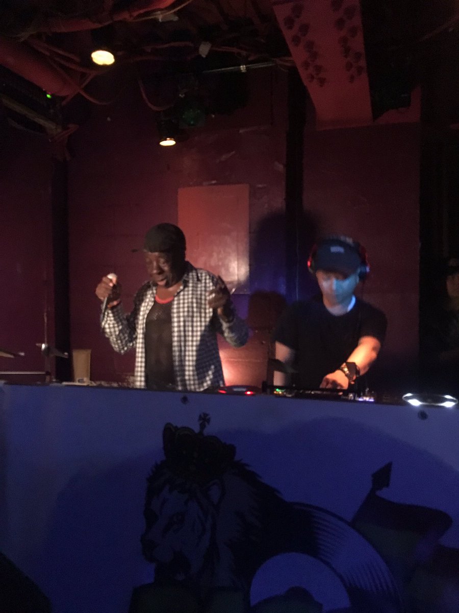 YuuMasterrr's tweet photo. #DownBeat、約50分ずつのPLAYを2Rも聴けて充実した時間を過ごせました。

Dead ArtistやLegend Artistだったり、『My DeeJay』って言いながらShabba Ranksかけまくり！！

とにかく最後までニコニコ上機嫌で、アンコールの1曲が5回ぐらい続いたのは予想外でしたw
#DownBeatTheRuler #DubPlateExplosion https://t.co/NQX7YQVQCT