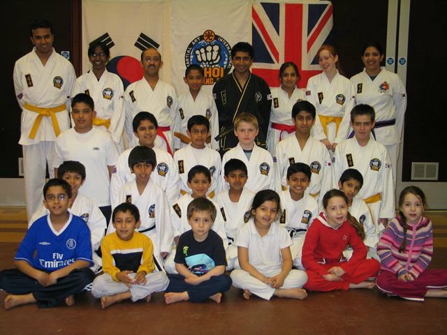 KentonMarArts's tweet photo. The Very First HarrowCKD Class Photograph - April 2004
#harrowckd #harrow #choikwangdo #martialarts #selfdefence #martialartsharrow #selfdefenceharrow #defencedrills #blocking #punching #kicking #striking #shieldattack #power #focus #technique #classphoto https://t.co/8vuoGSH025
