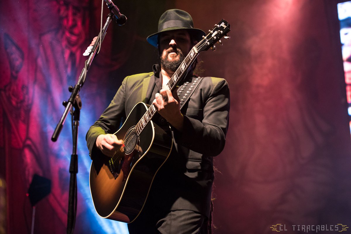 eltiracables's tweet photo. 🔥#Adelanto del doblete de @LosGardelitosOf en un  @TeatroFlores explotadísimo🔥
.
.
.
🚨Próximamente toda la cobertura completa en https://t.co/DUfcBgCND7🚨
.
.
Cc @Jotascomunicac1 @julimiguelez

Ph: @likelucie https://t.co/vuamkjUvuw
