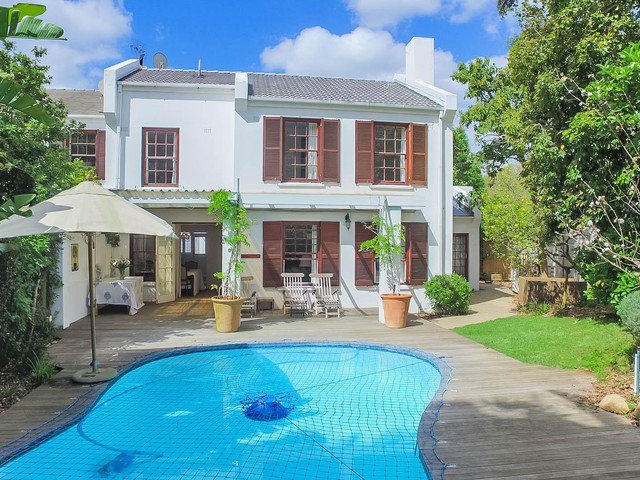 knightfrankSA's tweet photo. STYLISH HOME IN GATED ESTATE

A secure 3 Bedroom home close to SACS and Westerford Schools. This beautiful home has three reception rooms and modern kitchen.

Find out more: https://t.co/7NpterEHS9

#newlands #knightfrank #capetown #property #capetownproperty https://t.co/Nh7H81Mh7g
