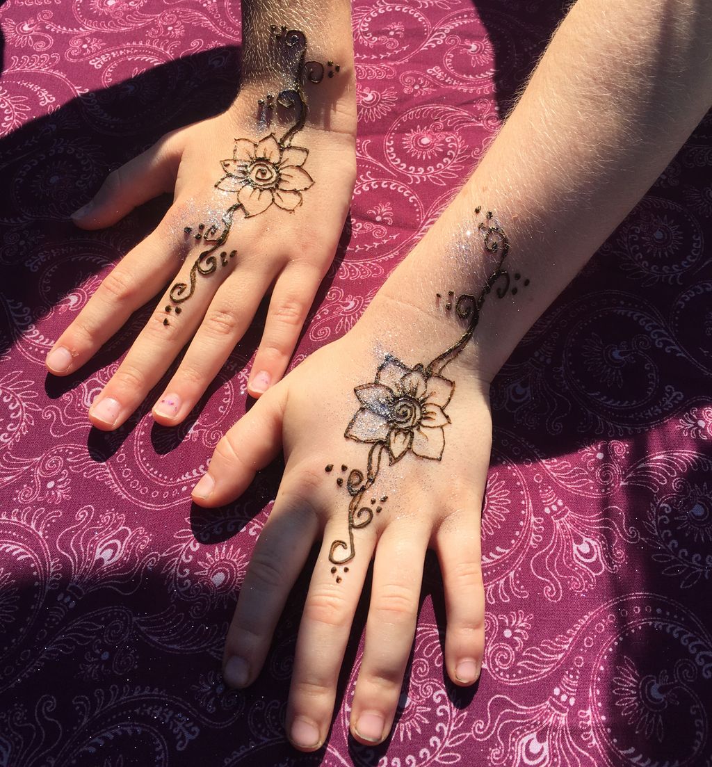 BubbleNSqueaker's tweet photo. Sister Henna! #henna #bubbleandsqueak #hennabirmingham #facepainter #facepainterbirmingham #cukorakko https://t.co/YcMsDkXK1Q