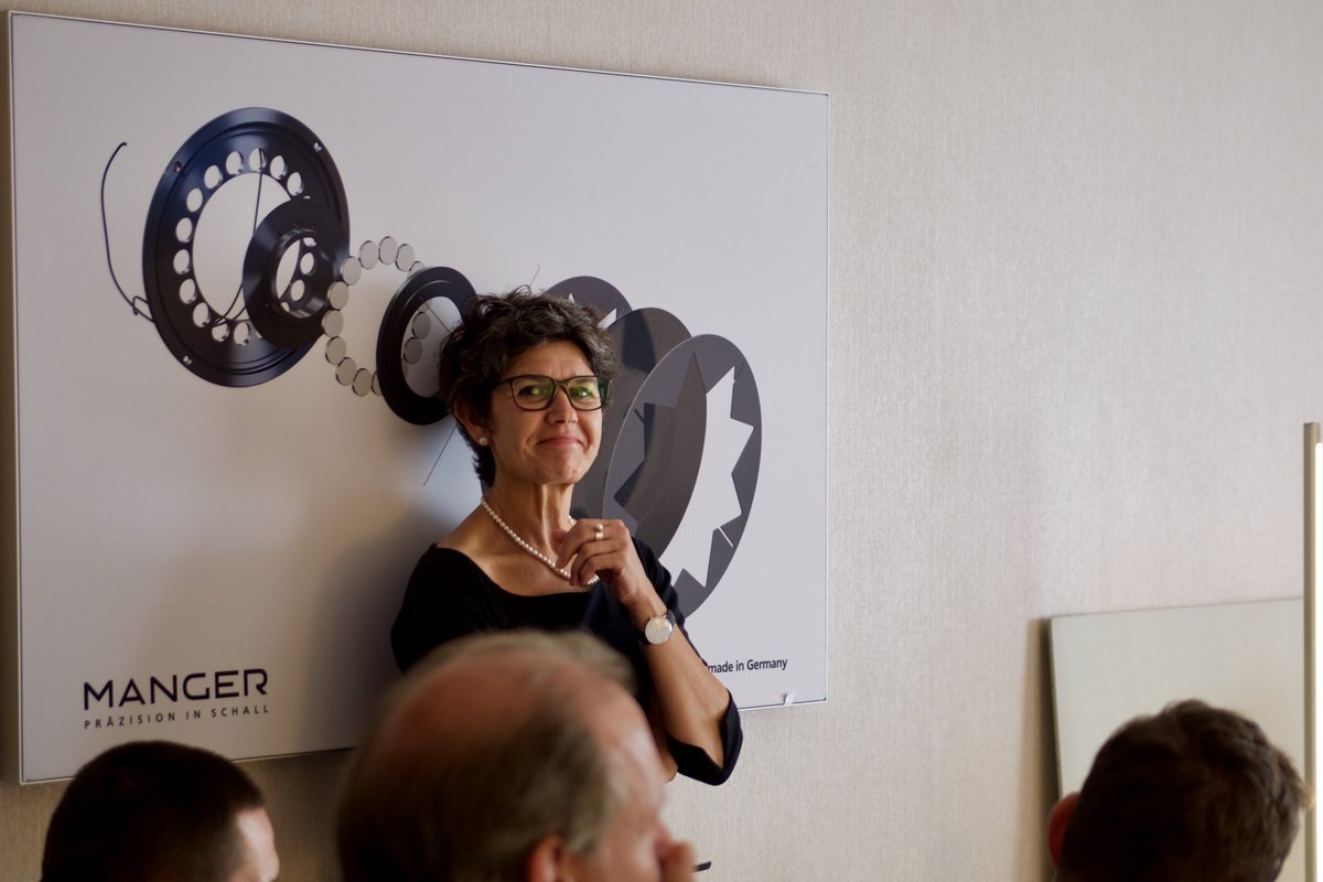 mangeraudio's tweet photo. Daniela Manger continues the lifework of her father Josef since more than 25 years with enthusiasm and knowledge. Snapshot taken last weekend during the hifi show at Bonn. https://t.co/g25By6CRI8
#fasternicertruermangeraudio #lateralthinker https://t.co/dE30ekz757