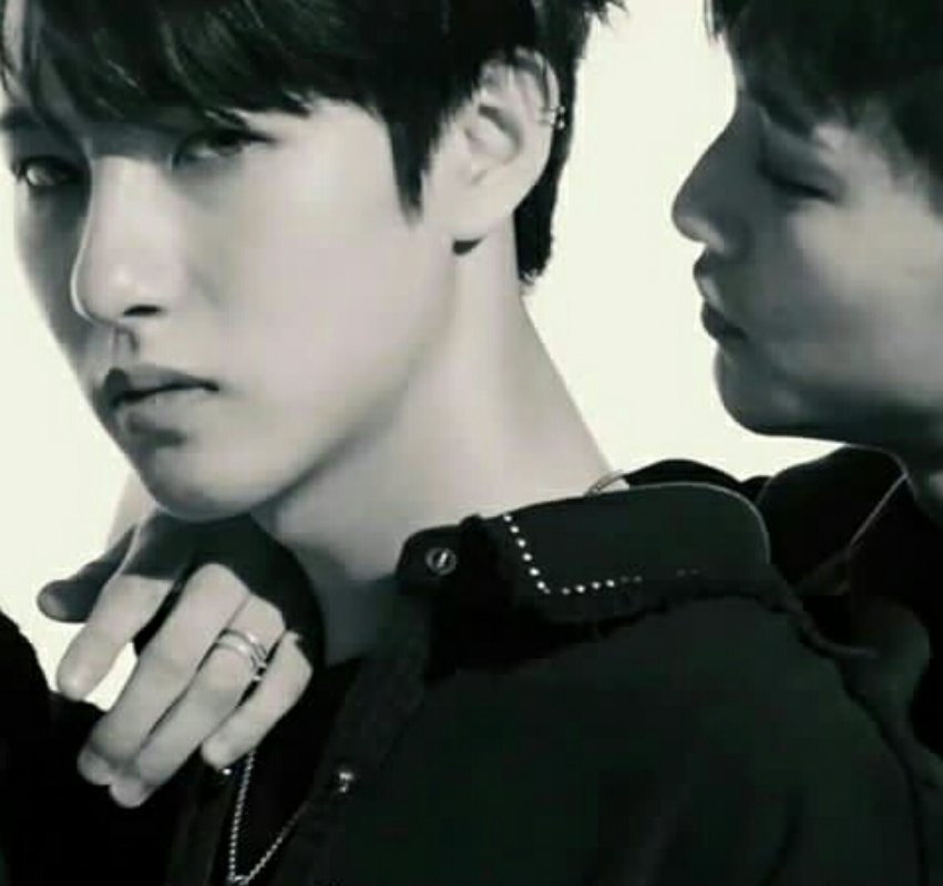 When I look at you
I see all our memories
And I love every single one of them
(Unknown)
#MarkRen #맠런