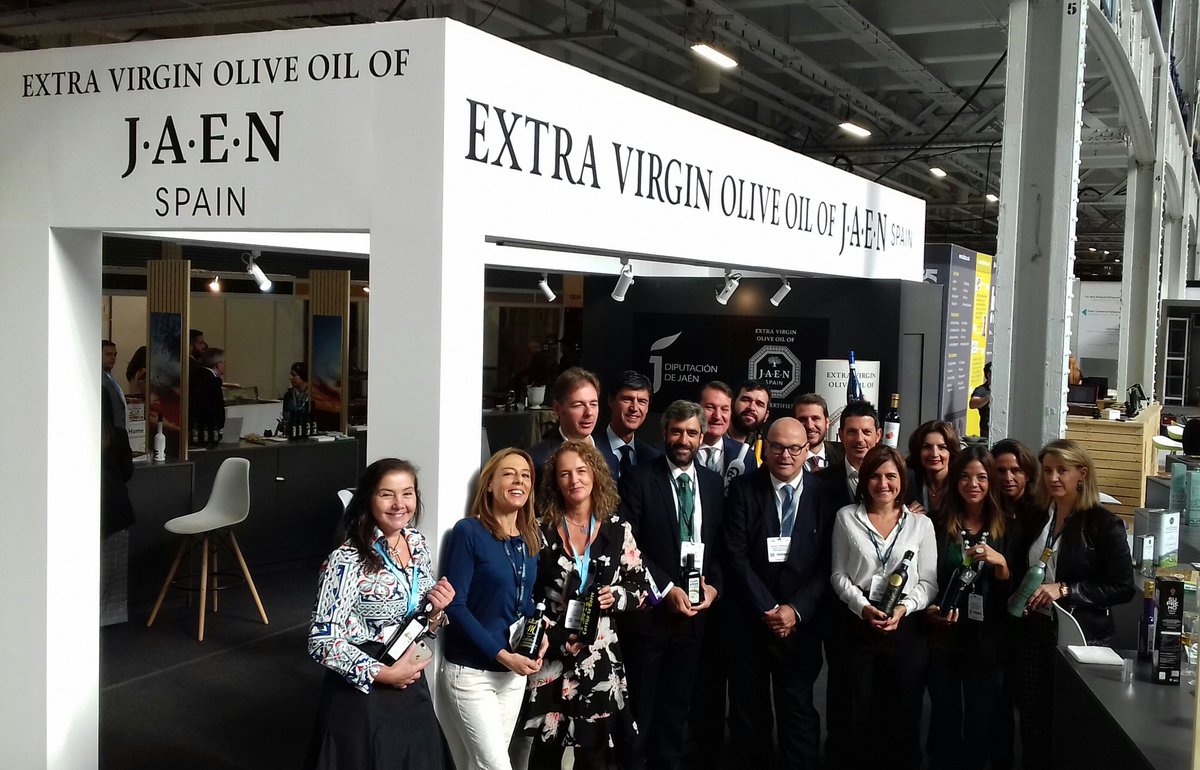 jaenturismo's tweet photo. Los #Aceites de Oliva #VirgenExtra #AOVEs #EVOOs de #Jaén en "The Restaurant Show #London2018" #TRS2018 @RestaurantShow. 12 marcas de la provincia de Jaén traen al #ReinoUnido en representación de los #sabores de nuestra tierra. @CamaraLinares @camarascomercio @dipujaen https://t.co/7OiZmST6lI