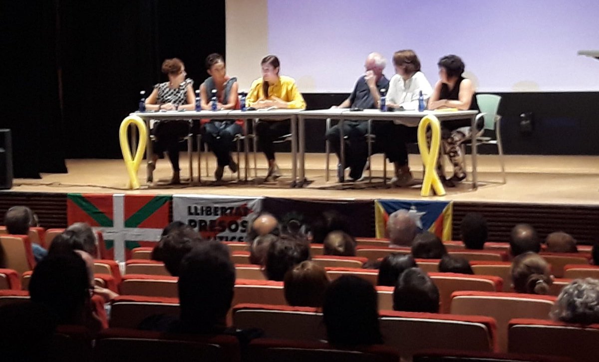 Altsasugurasoak's tweet photo. Este fin de semana hemos ralizado una charla informativa en #Palencia junto a las compañeras del centro A Huebra. Además participamos en el coloquio celebrado en #Gasteiz y moderado por @josebaazkarraga bajo el titulo "Dos caras de la misma represión". #AltsasukoakASKE https://t.co/lAShyINOcr