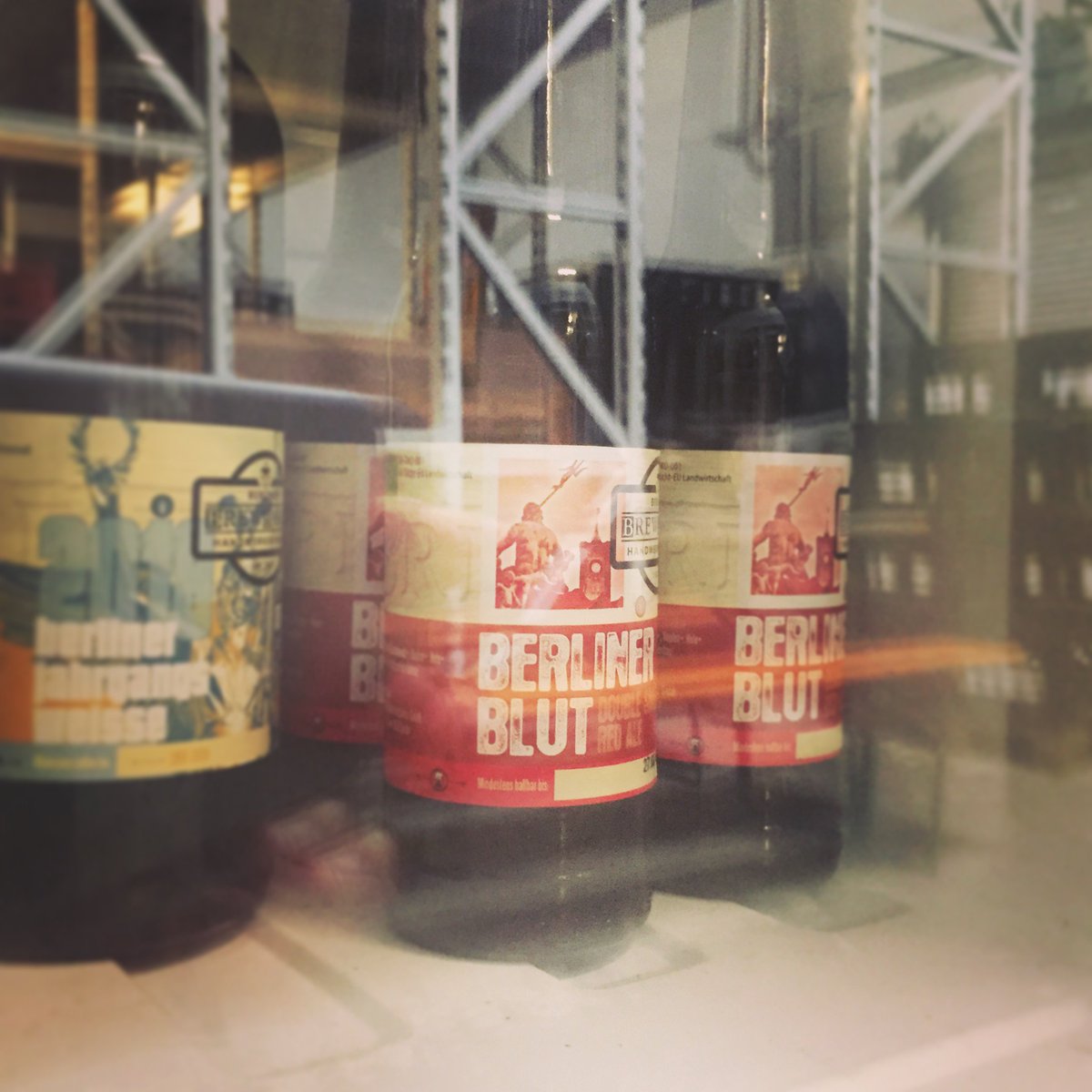 Schaut mal wer wieder zurück ist - wir haben nach langer Zeit wieder einen Sud Berliner Blut fertig, nach und nach wird abgefüllt. Unser Rauchbier mit 9% vol., perfekt für kühlere Tage 🍁🌬
.
#brewbaker #berlinerblut #rauchbier #smokedale