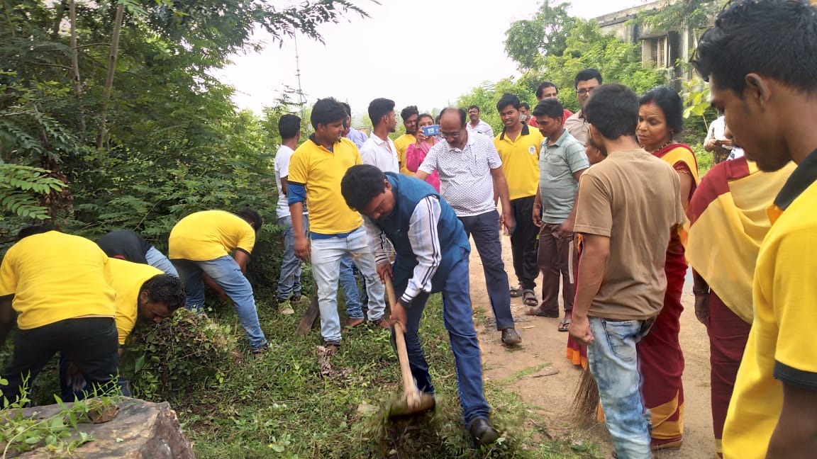 Mass cleaning by BDO,GRS,PEO and Biju Yuva bahini at Kolnara under #SwachhataHiSeva #SOSO #ZSBP <a href="/swachhbharat/">Swachh Bharat Mission - Grameen</a> <a href="/sbmodisha/">SBMODISHA</a> <a href="/tatatrusts/">Tata Trusts</a> <a href="/PRDeptOdisha/">Panchayati Raj and Drinking Water Department</a> <a href="/paramiyer_/">Param Iyer</a> <a href="/roopamishra77/">Roopa Mishra</a> #SwachhBharatMission