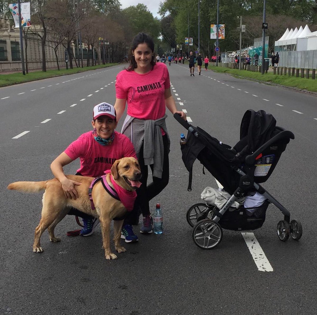 DelfinoRodrigo's tweet photo. @PosiblMedia @FundacionAvon sɪ ᴄᴀᴍɪɴᴀs sᴏʟᴏ, ɪʀᴀs ᴍᴀs ʀᴀᴘɪᴅᴏ; sɪ ᴄᴀᴍɪɴᴀs ᴀᴄᴏᴍᴘᴀñᴀᴅᴏ, ʟʟᴇɢᴀʀᴀs ᴍᴀs ʟᴇᴊᴏs 👨👩👧🐶💖
.
.
#CaminataAVON #4K #Avon #FundacionAvonArgentina #Canicross #DogRunners #iloverunn #InstaRunners #LaEscuelitaCanina #LoDeBalta https://t.co/wKEXpQQ7tr