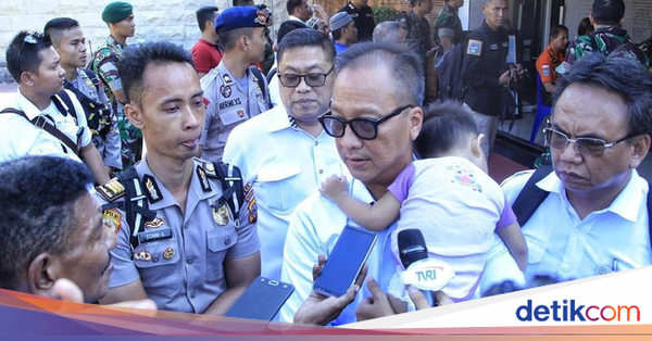 detikcom's tweet photo. "Alhamdulillah dan puji Tuhan, bayi lucu ini sudah bisa bergabung lagi dengan keluarganya, orang tuanya sudah ditemukan dan hidup," kata Agus. https://t.co/VPTEops8Ks https://t.co/P3R0GM2idq