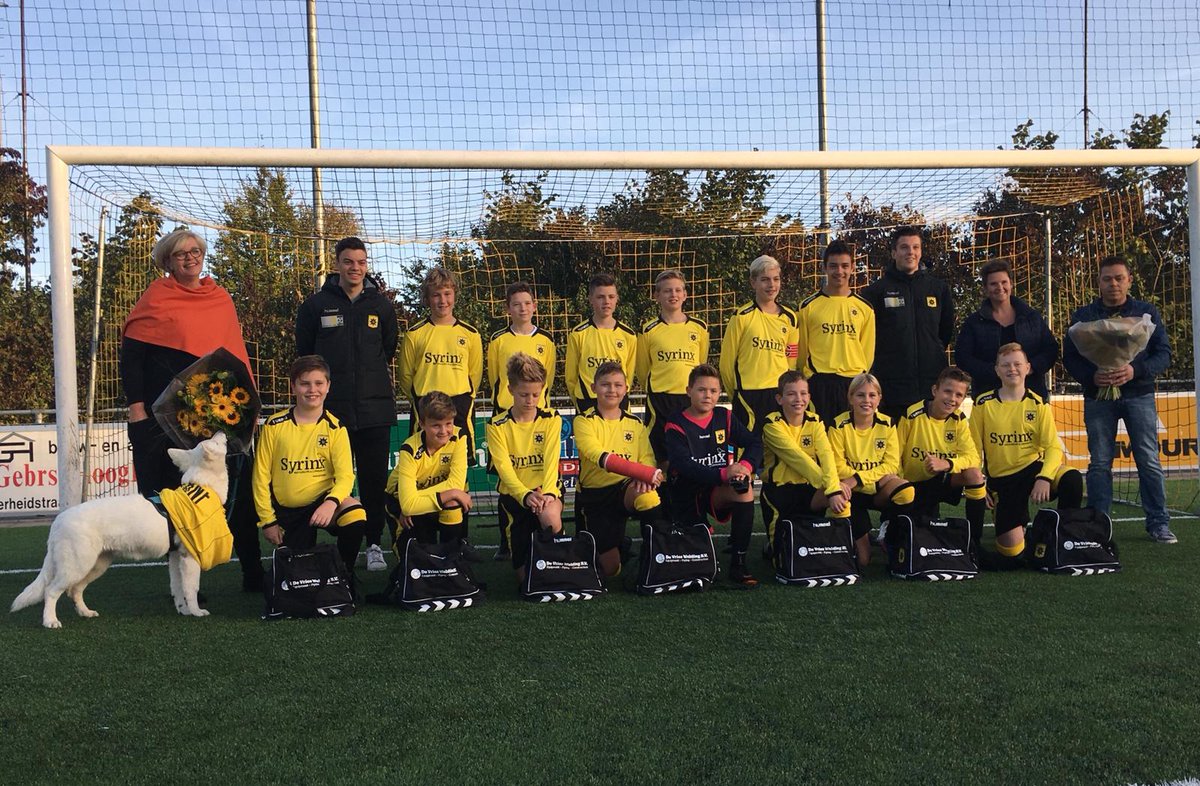 Sinds zaterdag lopen de spelers van JO13-2 van voetbalvereniging Groot-Ammers in tenue van Syrinx. Mascotte en kantoorhond Senna mocht ook (in tenue) op de foto!