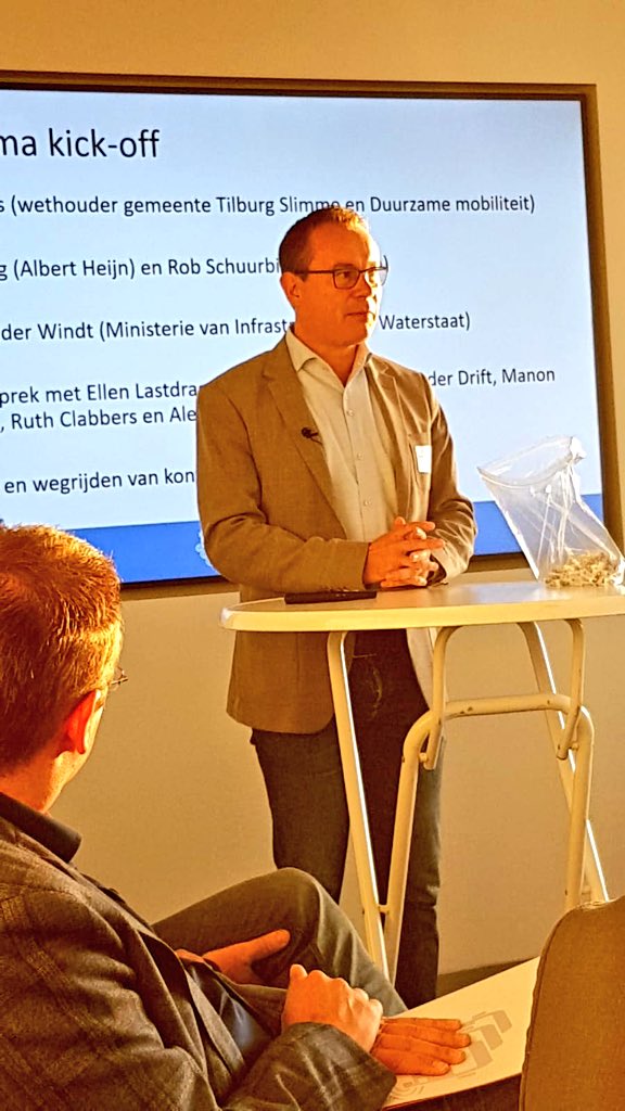JacobsMario's tweet photo. Vanmorgen de Experience Week Connected Transport #EWCT afgetrapt. Proef in Tilburg met vrachtwagens die met elkaar en verkeerslichten communiceren. Goed voor milieu &amp; economie. Slimme &amp; duurzame mobiliteit ten top. #treintjerijden #truckplatooning https://t.co/k77yMTWzOg