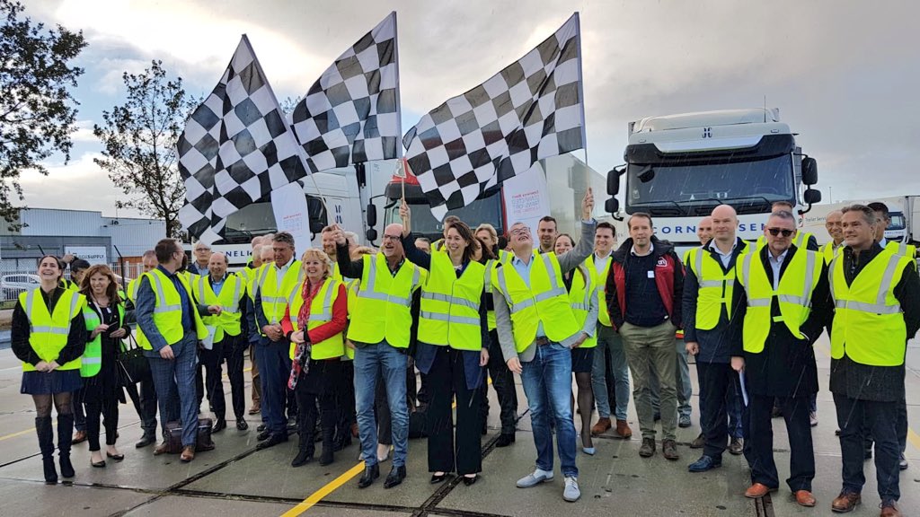 JacobsMario's tweet photo. Vanmorgen de Experience Week Connected Transport #EWCT afgetrapt. Proef in Tilburg met vrachtwagens die met elkaar en verkeerslichten communiceren. Goed voor milieu &amp; economie. Slimme &amp; duurzame mobiliteit ten top. #treintjerijden #truckplatooning https://t.co/k77yMTWzOg