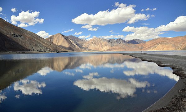 UnknownPlaces1's tweet photo. Pangong Tso Lake in Ladakh, Himalayas 
winter&amp;summer version 
#travel #unknowplaces #asia #heaven #ice #blue #white #vacaciones #green #mountines #trip #lake #himalayas #turist #estreme #wild #Unknown #retweet #like #MondayMotivation https://t.co/02LrRkdcUO