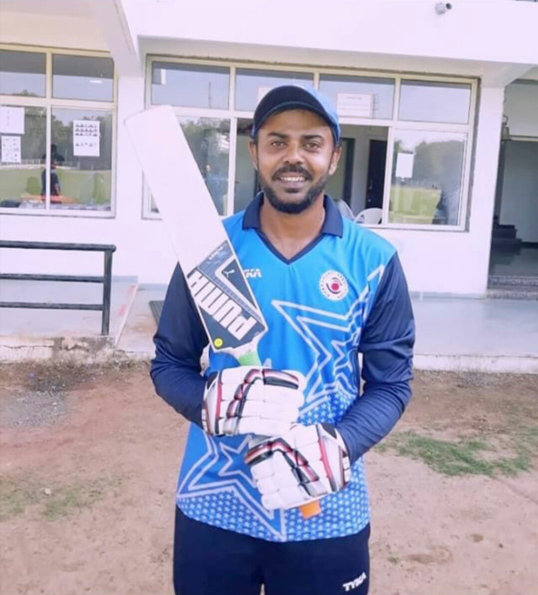 SportsBihar's tweet photo. सिक्कीम के खिलाफ ( 10 चौके, 8 छक्के ) 156* रनों का धुआँधार रिकार्ड पारी खेलने वाल बिहार क्रिकेट टीम के खिलाड़ी मो० रहमतुल्लाह खुशी जाहीर करते हुये । https://t.co/imjLQgEIKC