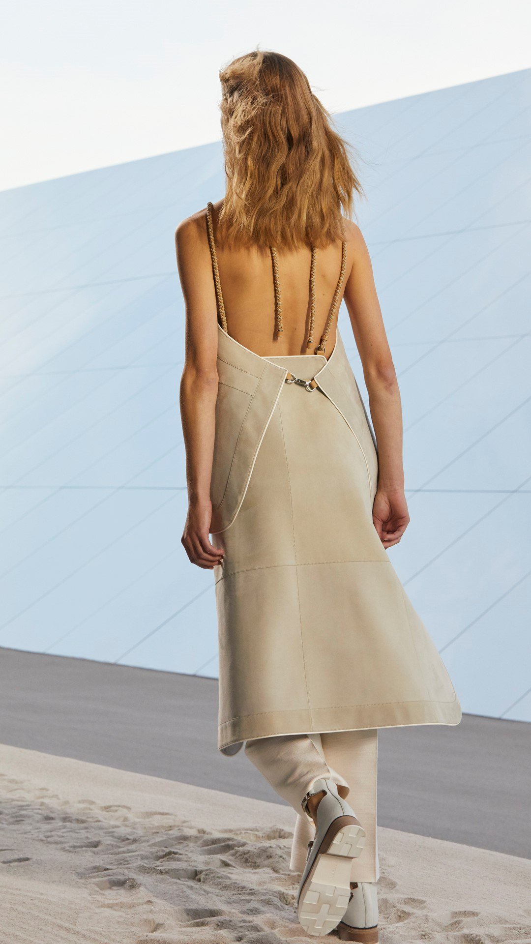 Hermes on X The HermesFemme steals a groom s apron and turns it into a summer dress. https t FjHc7JahQi https t FtbJWz3Yj1 X