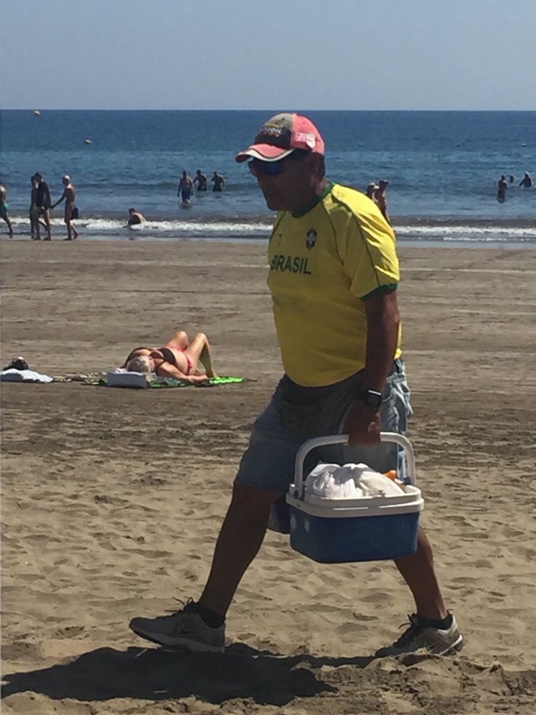 Mycket kan man förvänta sig på semestern men att strandförsäljaren har en AJ Racing kepa slår det mesta.