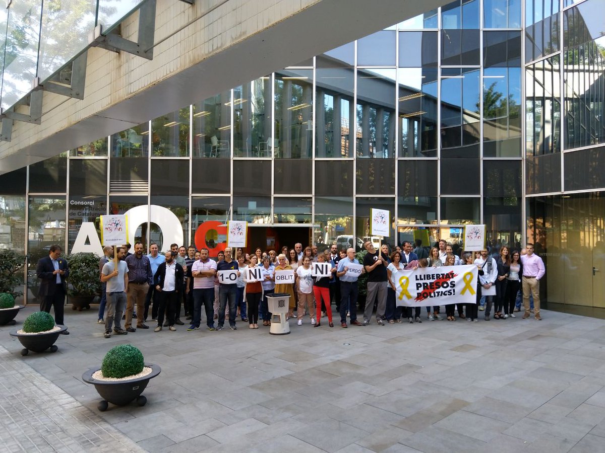 ✔Reivindiquem els resultats de l'#oct
✔Exigim que es faci efectiva la #RepúblicaCatalana
✔Llibertat Preses i Presos polítics 
✔Retorn dels exiliats i exiliades 
#NiOblitNiPerdó